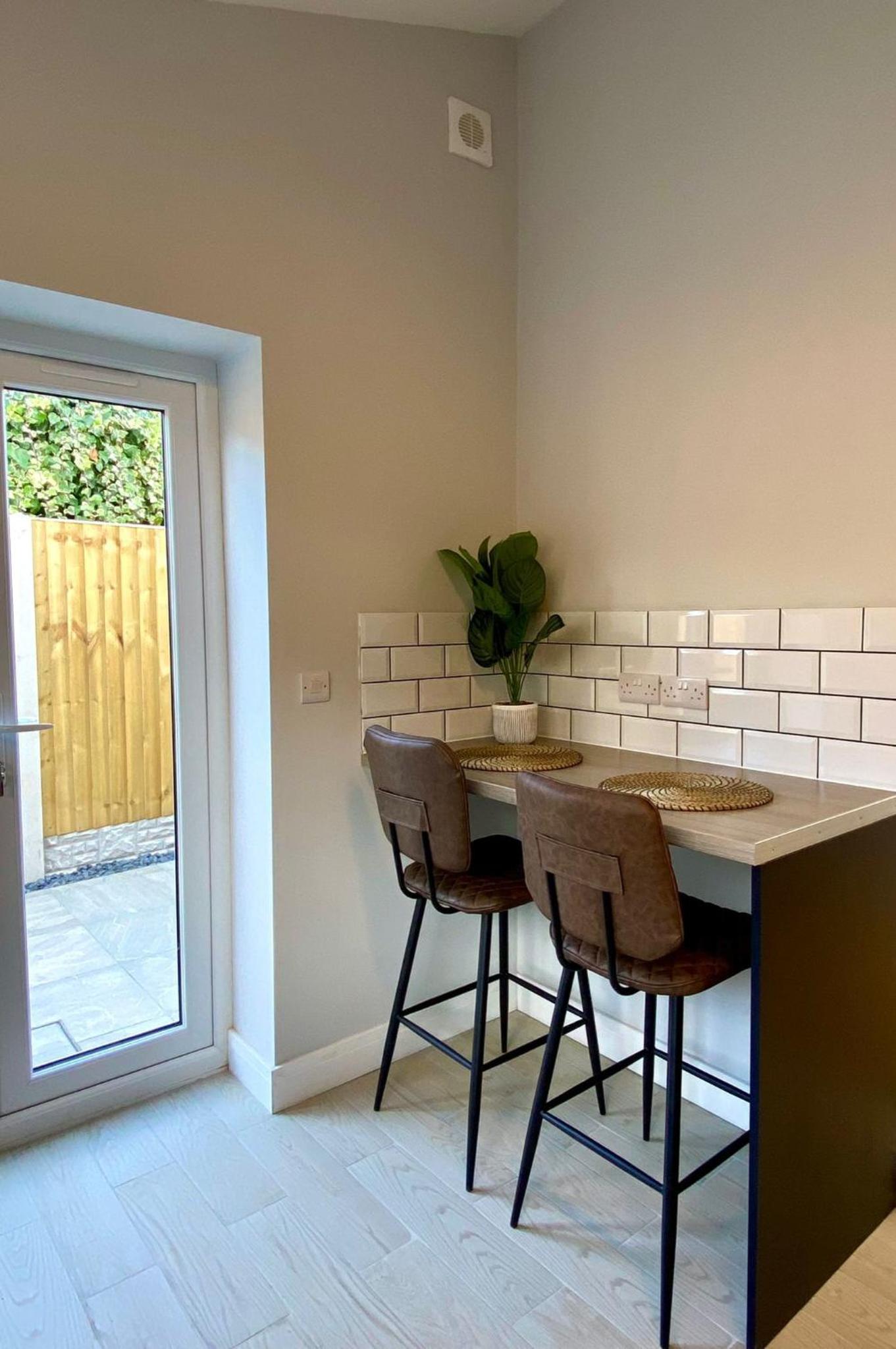 Gable House - Central Crewe - Private room, en-suite bathroom, free parking view 5