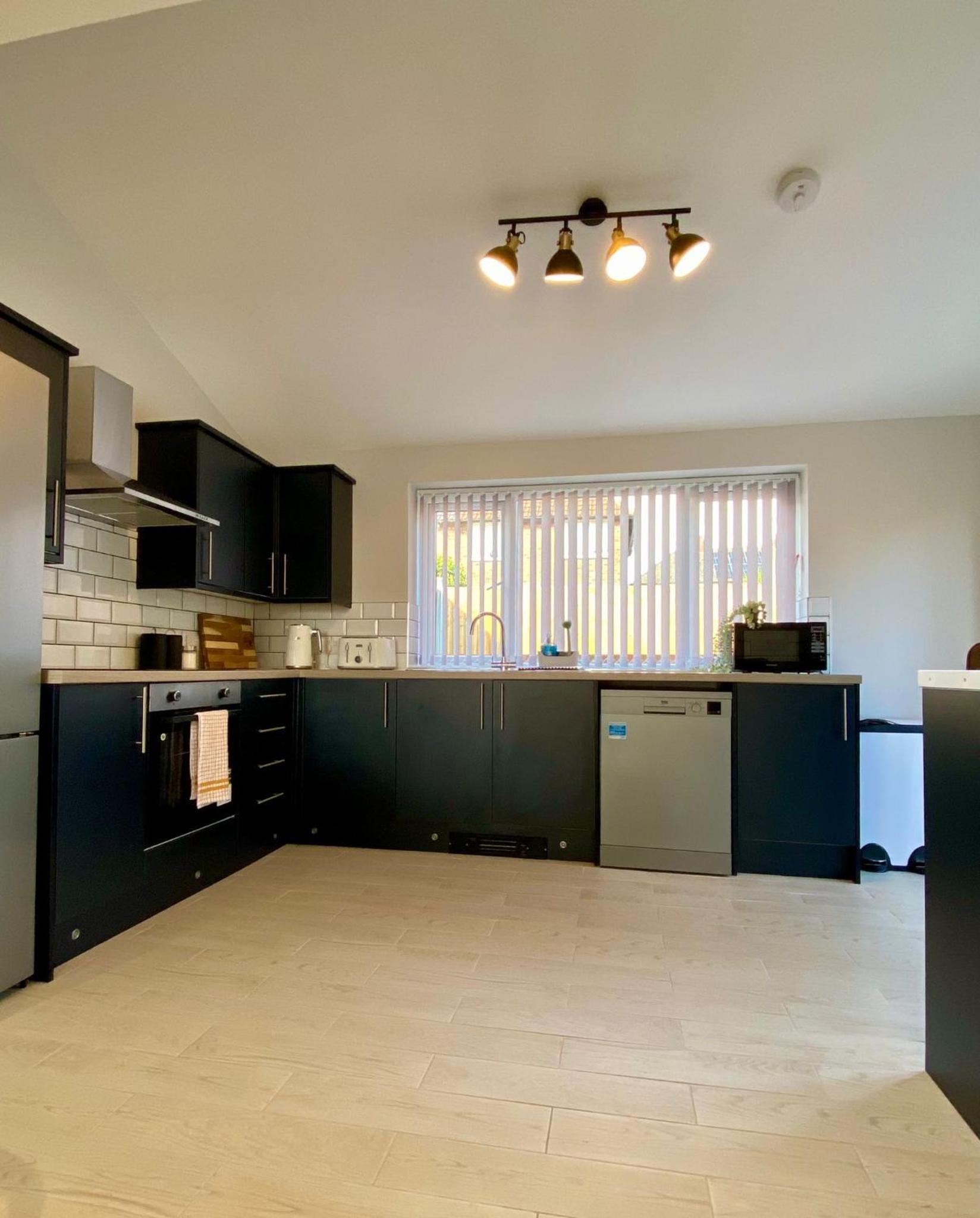 Gable House - Central Crewe - Private room, en-suite bathroom, free parking view 4