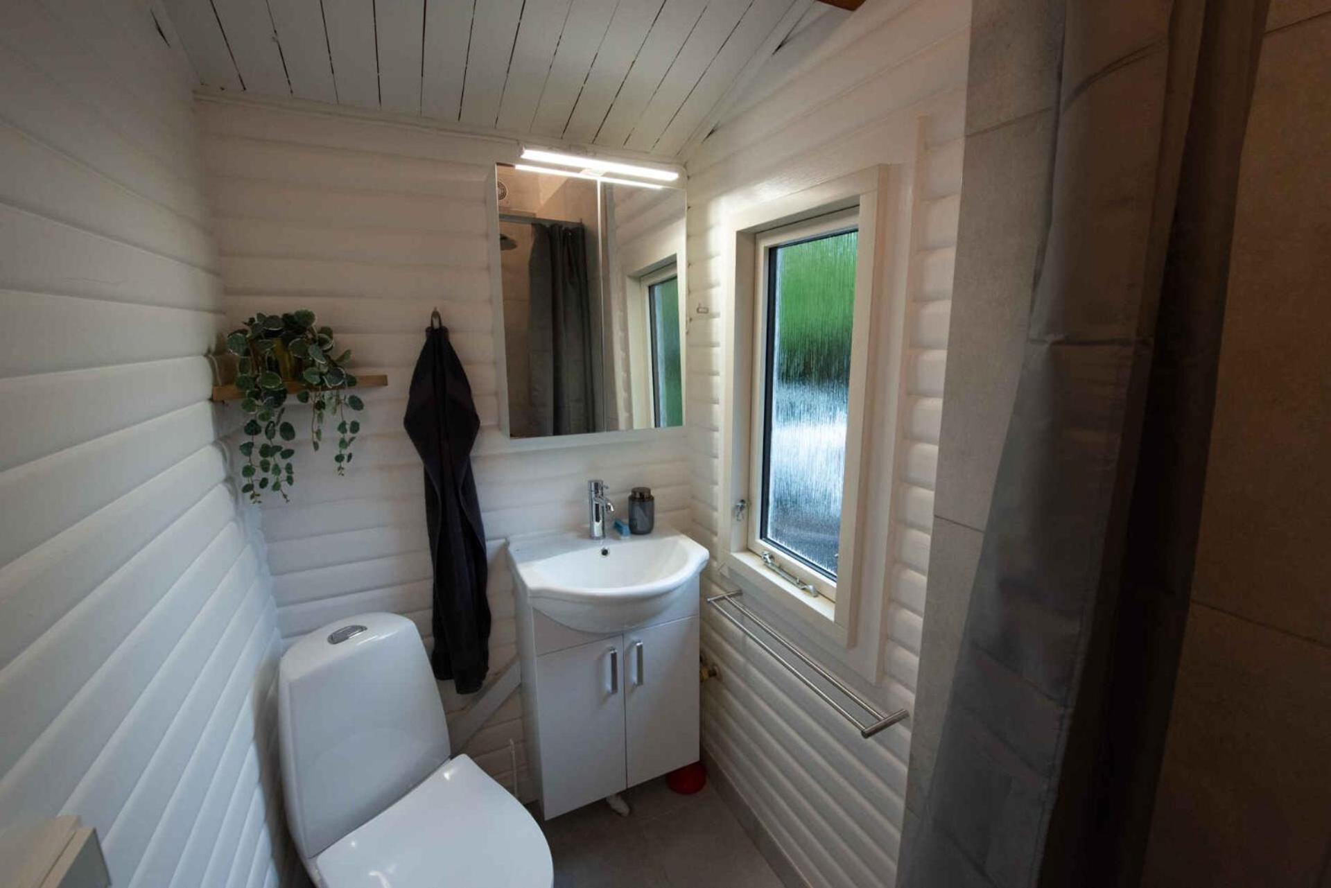Lovely Cottage With Wilderness Bath And View