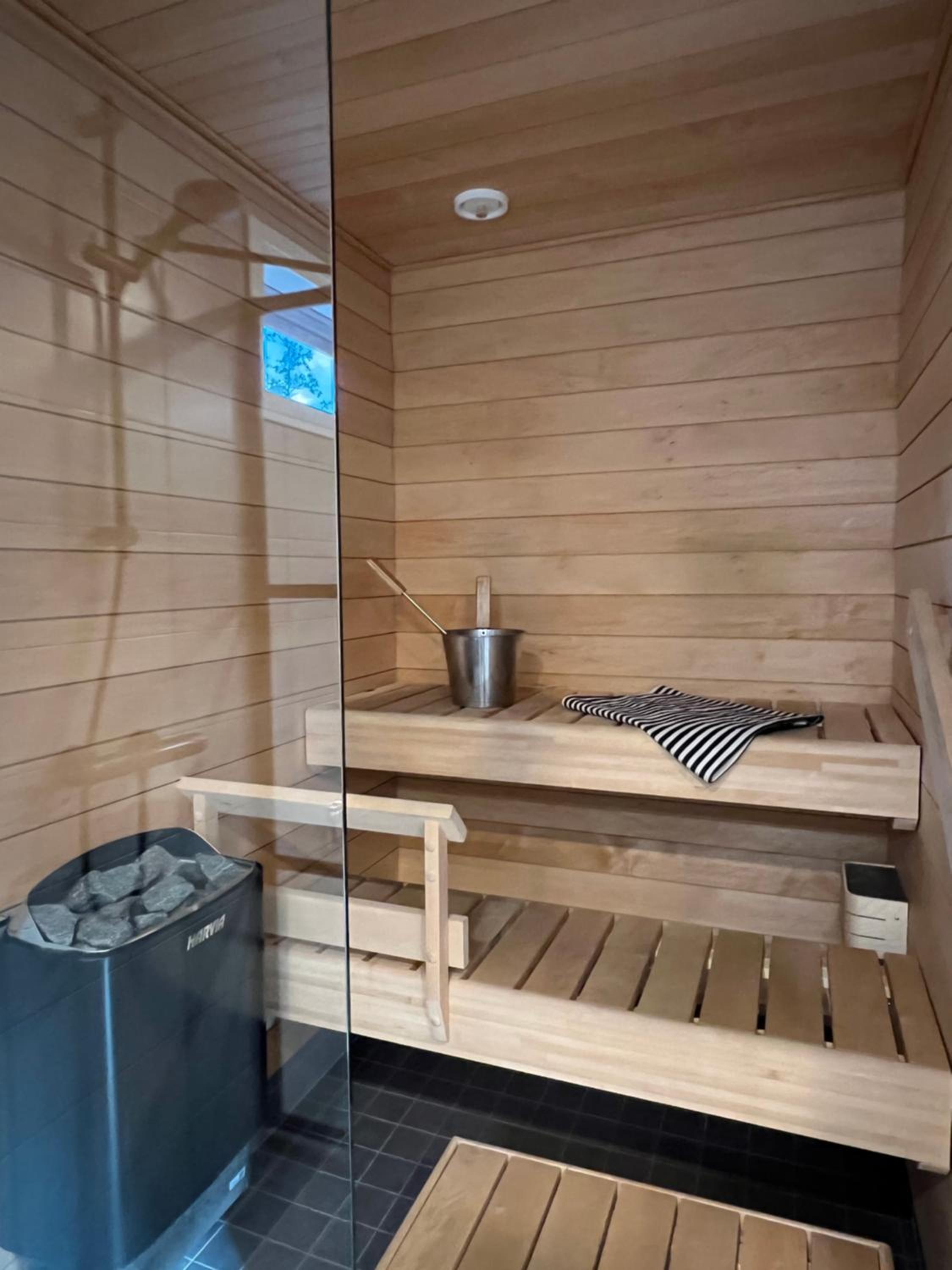 Moderni paritalo lähellä lentokenttää, free parking, sauna