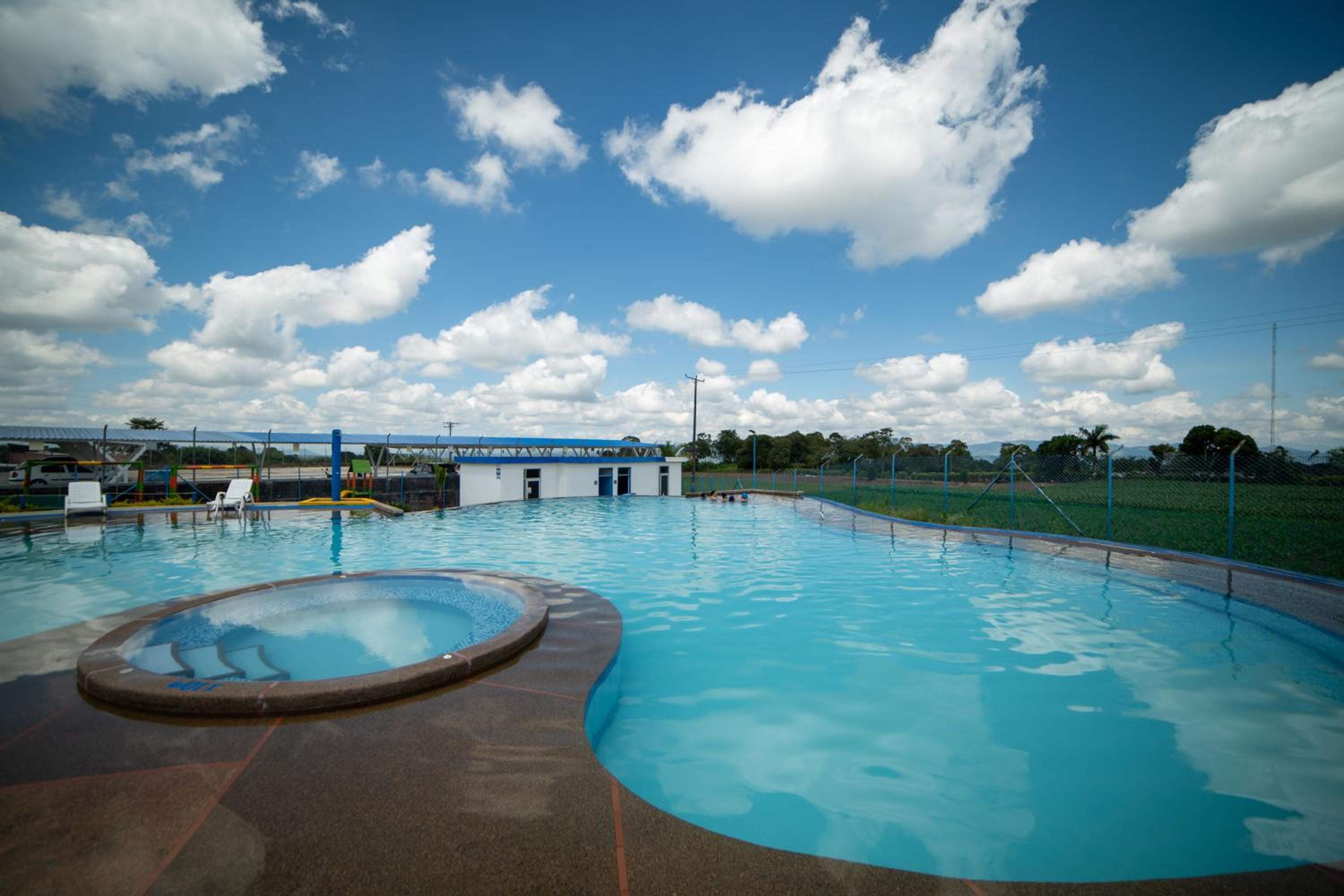 Parque del Cafe Apartamento! Piscinas, Parqueadero, WiFi, Netflix.