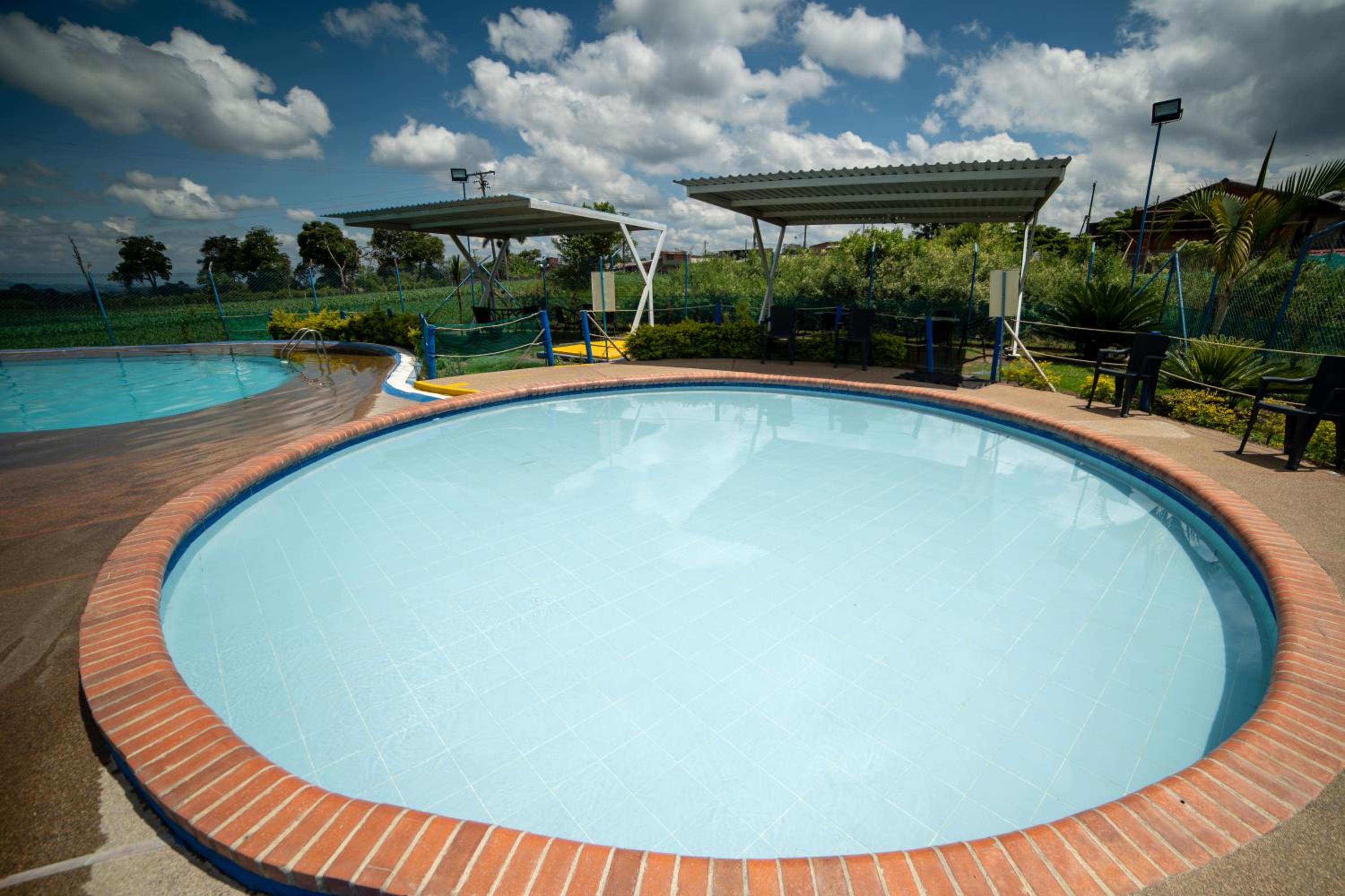 Parque del Cafe Apartamento! Piscinas, Parqueadero, WiFi, Netflix.