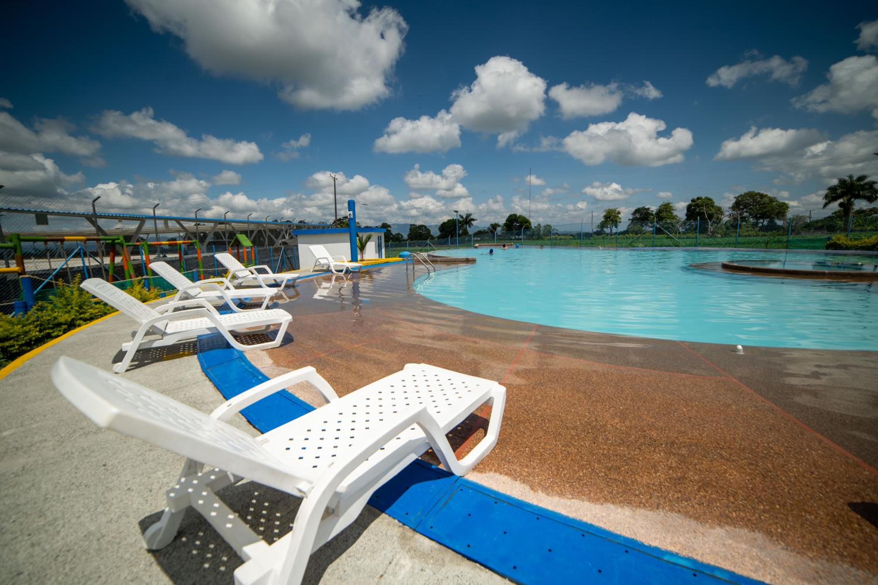 Parque del Cafe Apartamento! Piscinas, Parqueadero, WiFi, Netflix.