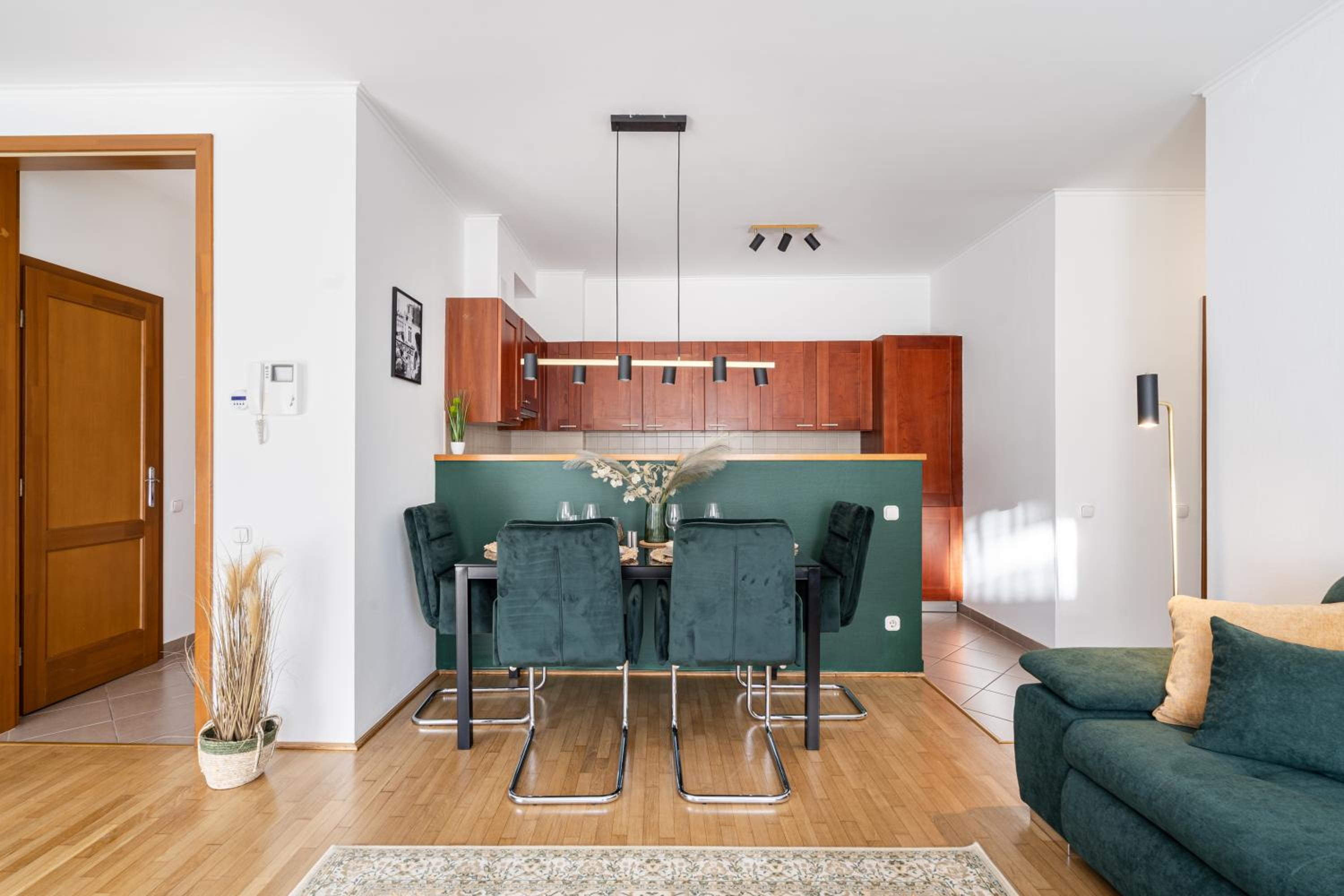 Prime Location Apartment - Free parking, AC view 4