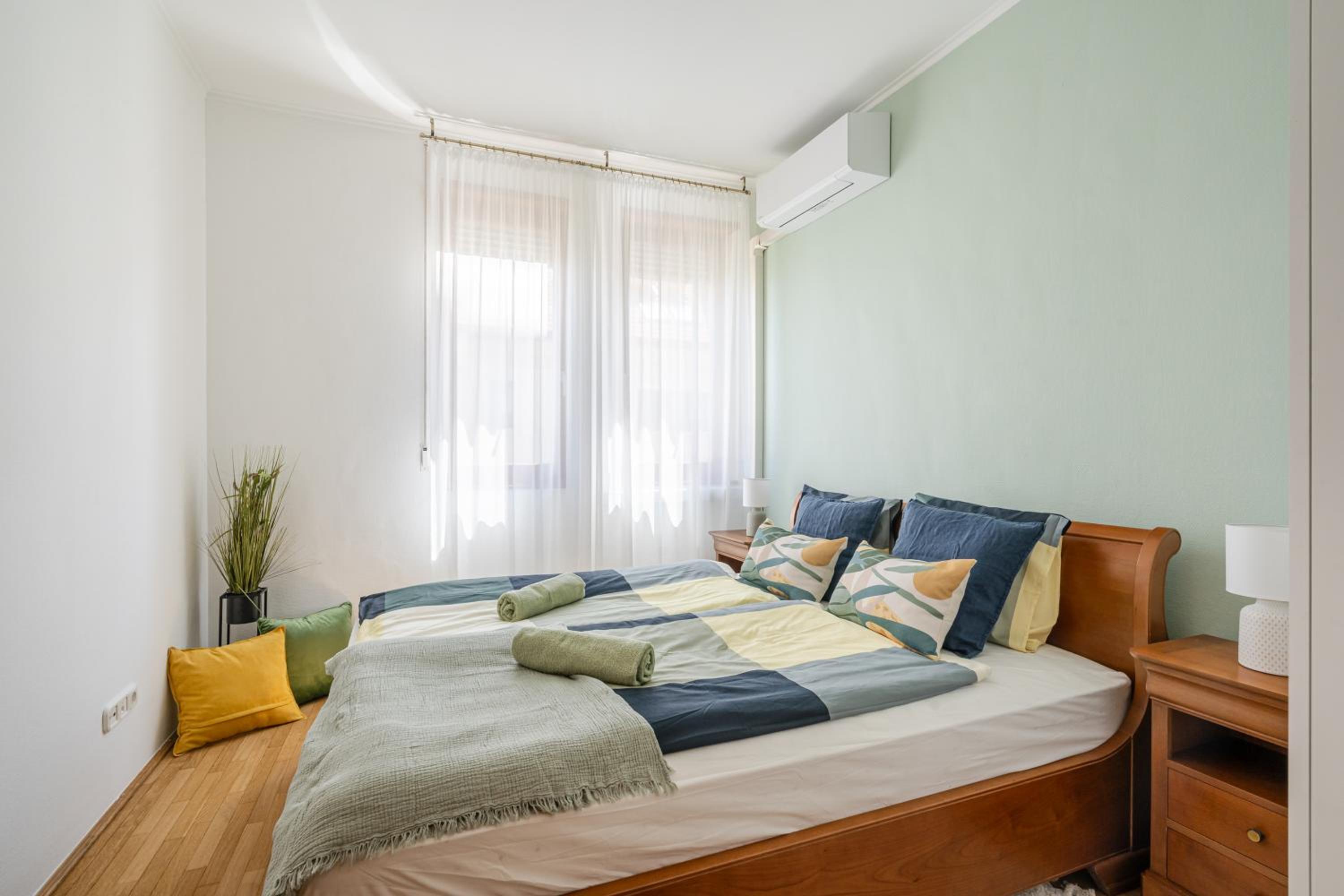 Prime Location Apartment - Free parking, AC view 5
