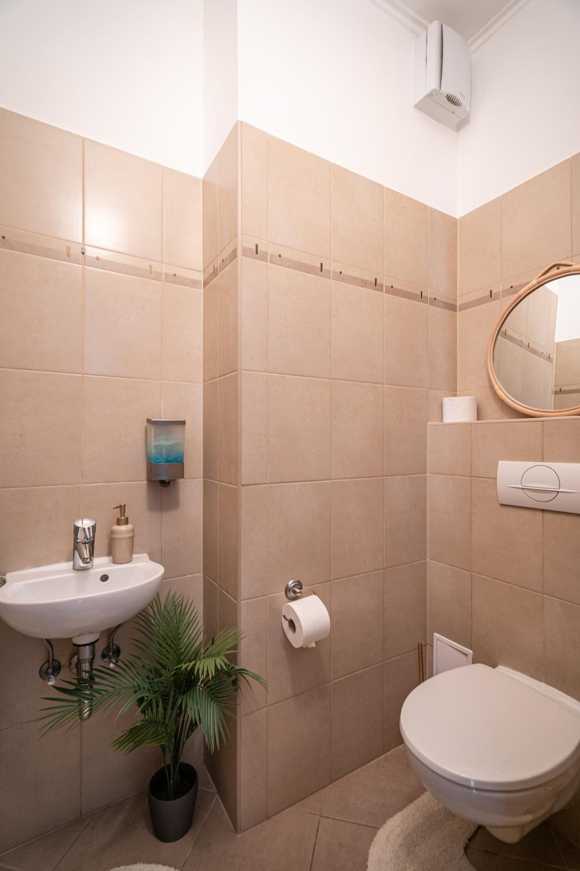 Prime Location Apartment - Free parking, AC view 2