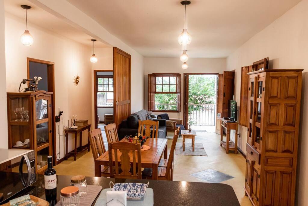 Charme Colonial, Pet Friendly, com garagem e deck com vista para Serra de São José