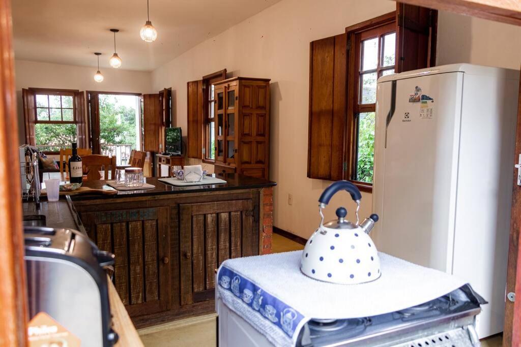 Charme Colonial, Pet Friendly, com garagem e deck com vista para Serra de São José