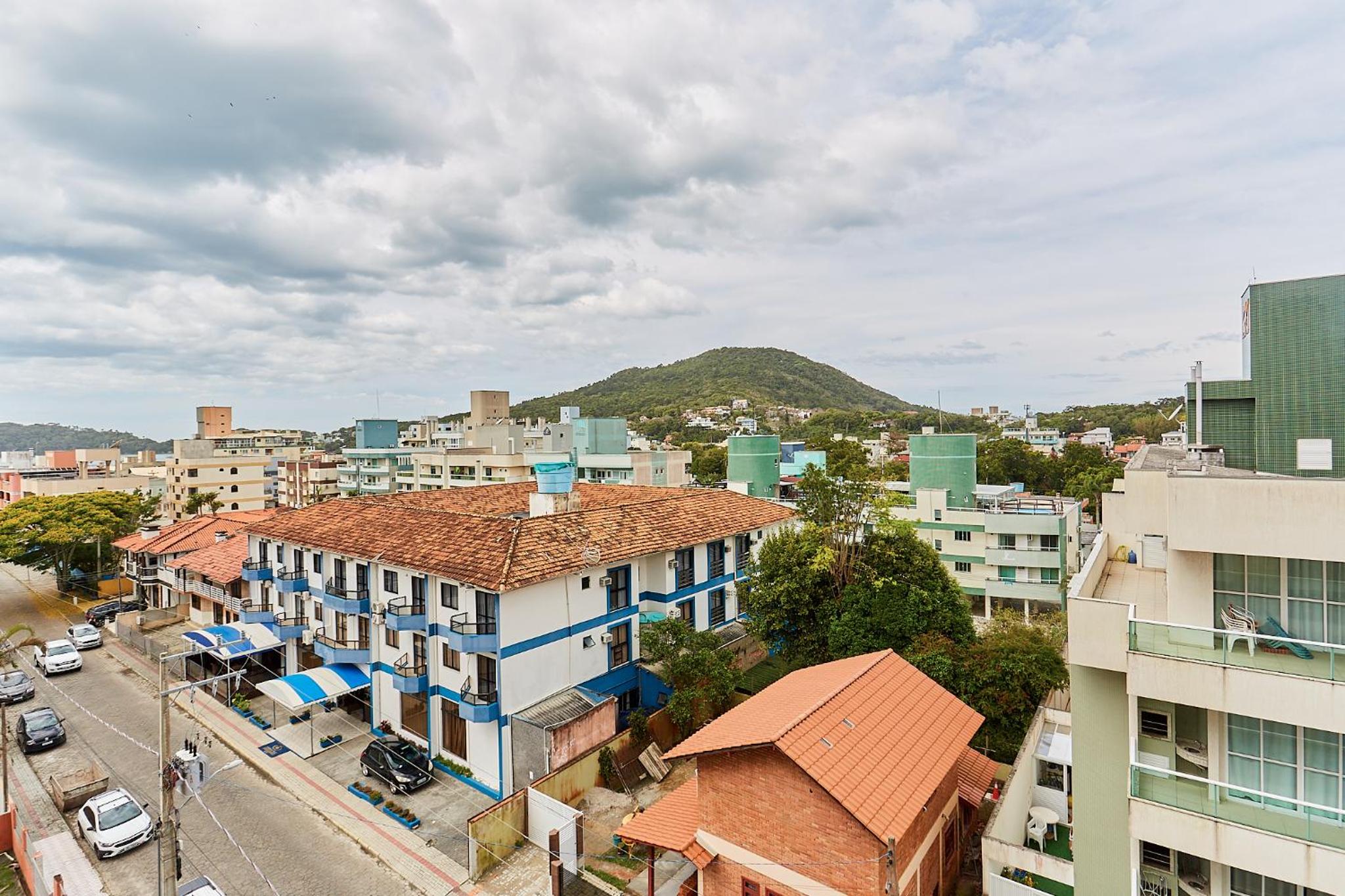 1109 - Apartamento novo de alto padrão com 02 garagens praia do centro de Bombinhas