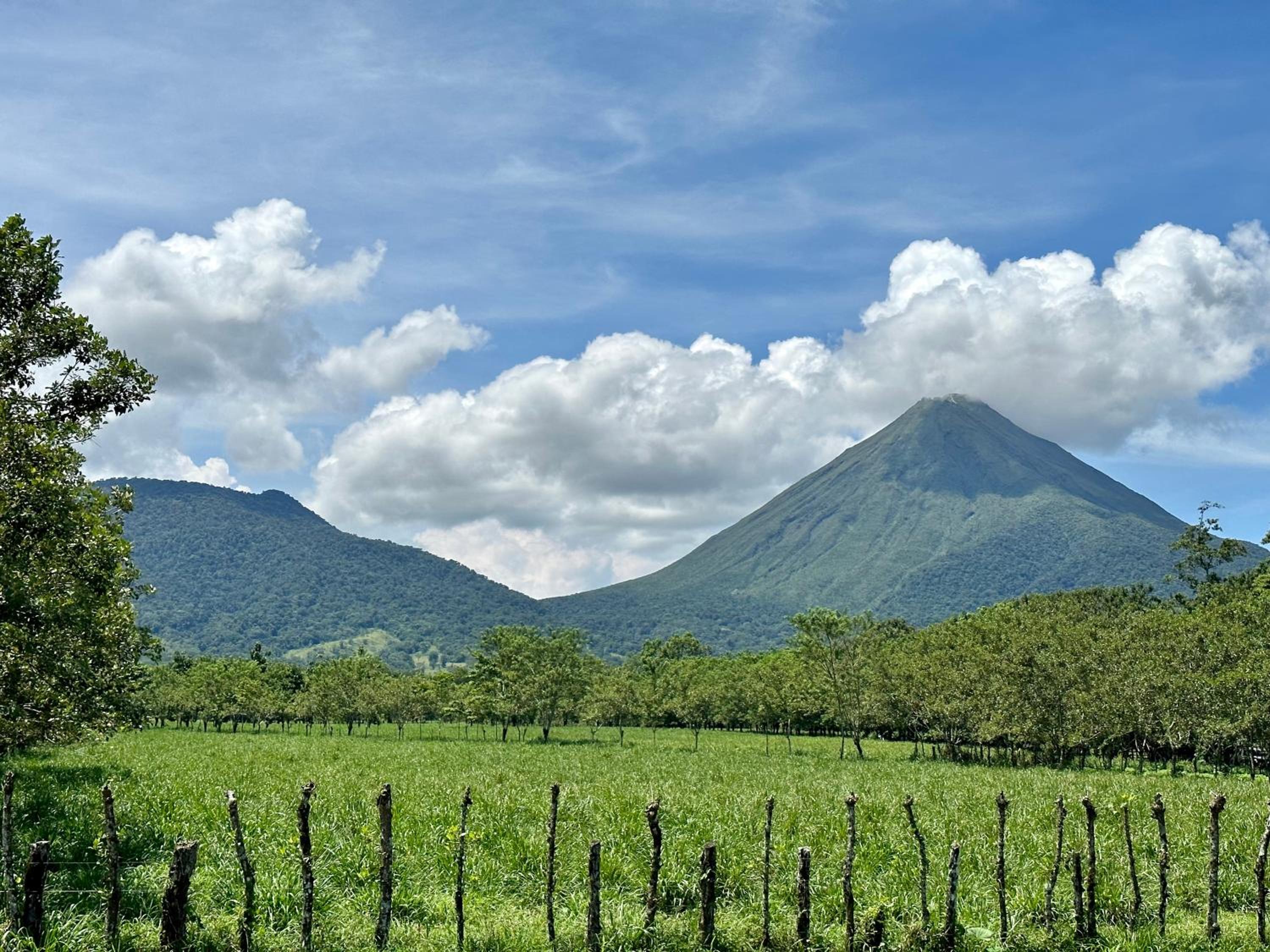 Oasis Arenal Villa Downtown Arenal Volcano View