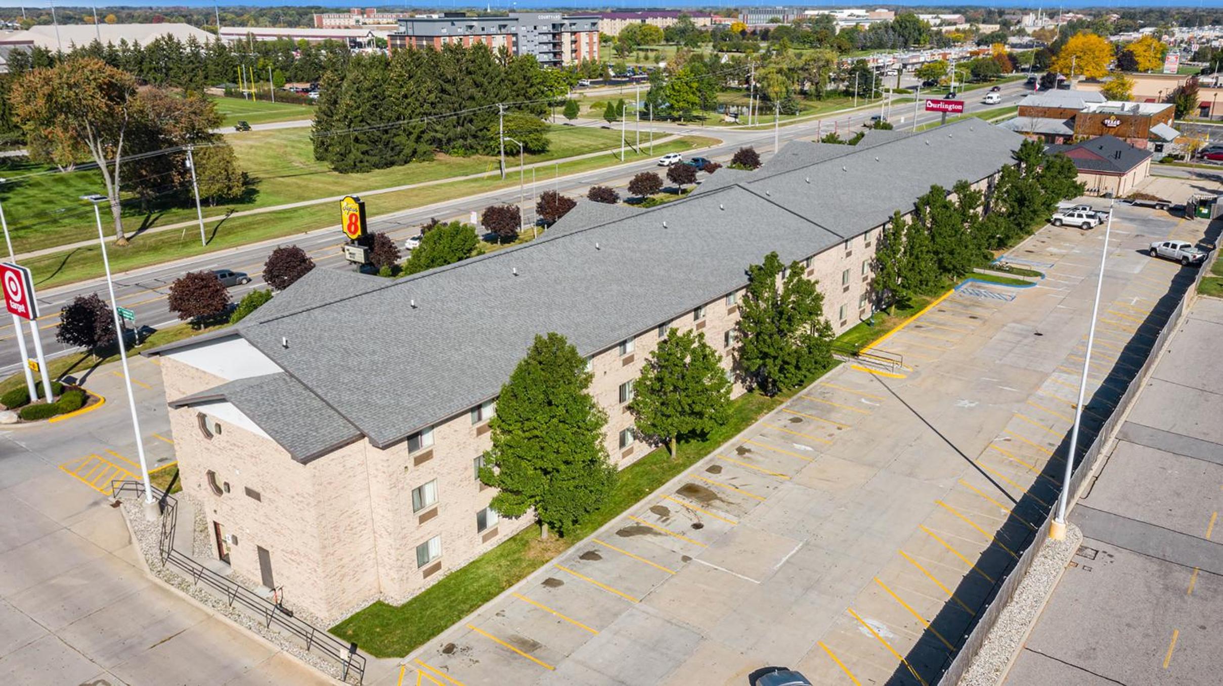Mount Pleasant Vacations - Super 8 by Wyndham Mt. Pleasant - Property Image 3