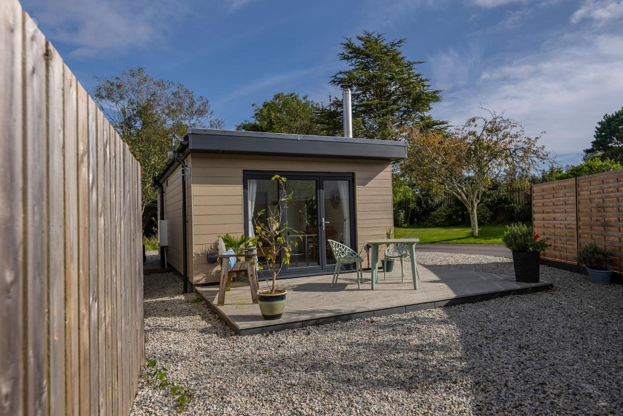 Olverstone Lodge, a beautiful Cornish lodge with wood burner & garden view 2