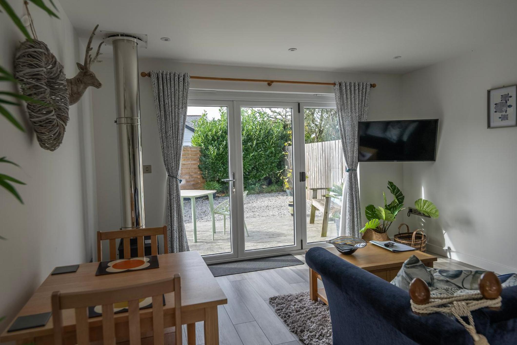 Olverstone Lodge, a beautiful Cornish lodge with wood burner & garden view 4