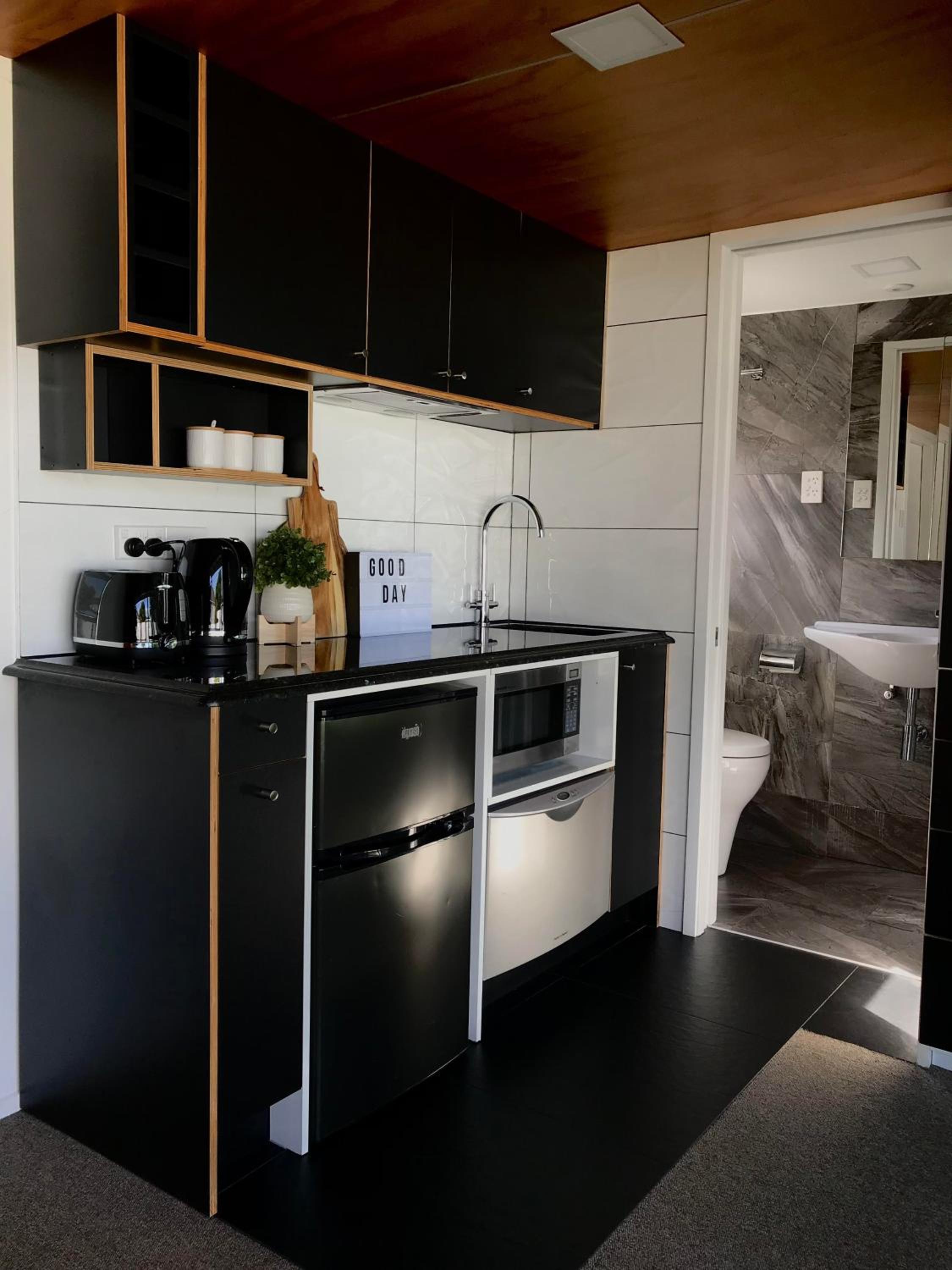 Onehunga Garden Tinyhouse with parking view 4