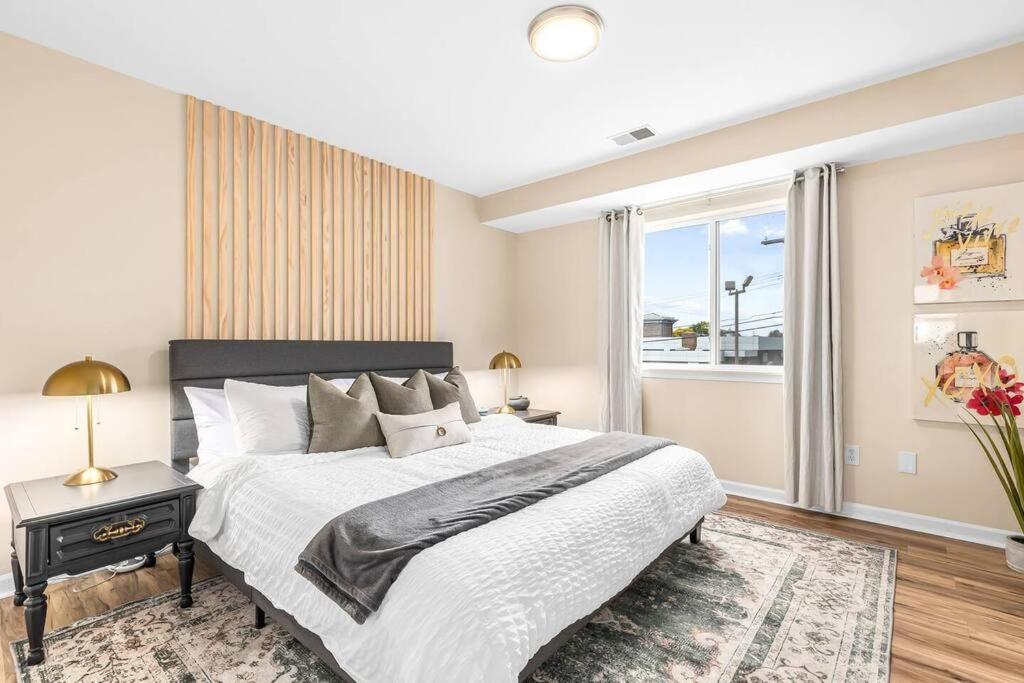 Spacious 1BR Upper Flat in the Heart of Roseville view 2