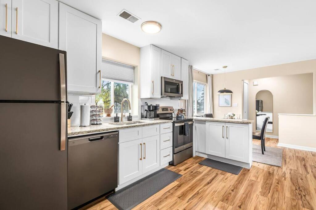 Spacious 1BR Upper Flat in the Heart of Roseville view 3
