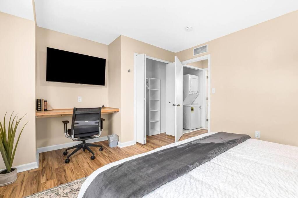 Spacious 1BR Upper Flat in the Heart of Roseville view 4