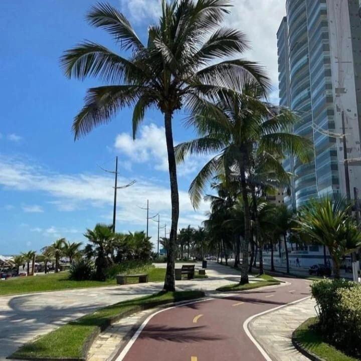 Apto 200 m da praia Wi-Fi suíte 6 pessoas garagem