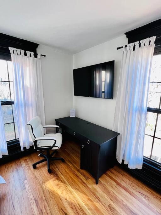 Romantic West End Apartment with Parking view 4