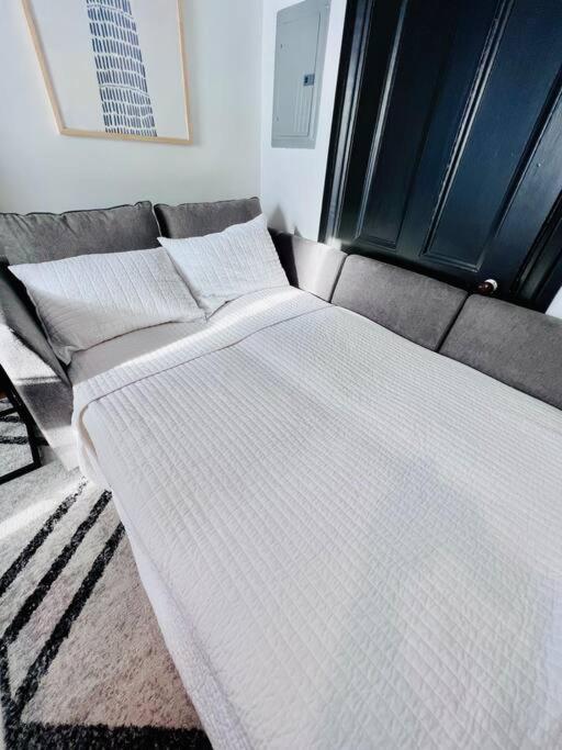 Romantic West End Apartment with Parking view 5