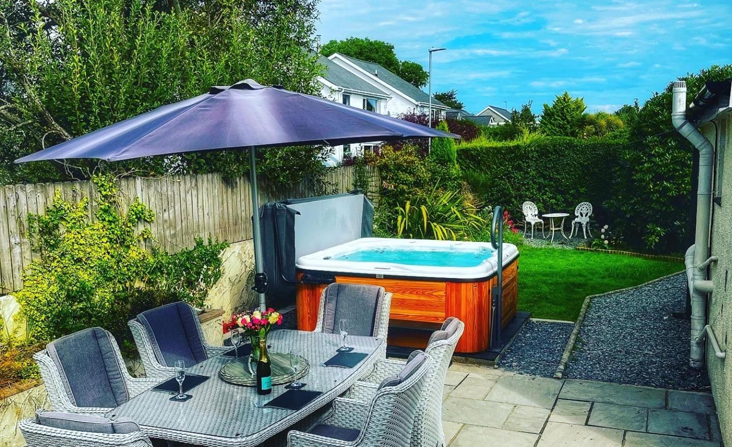 Erwenni, Llanbedrog, Abersoch near beach and pub with hot tub view 2