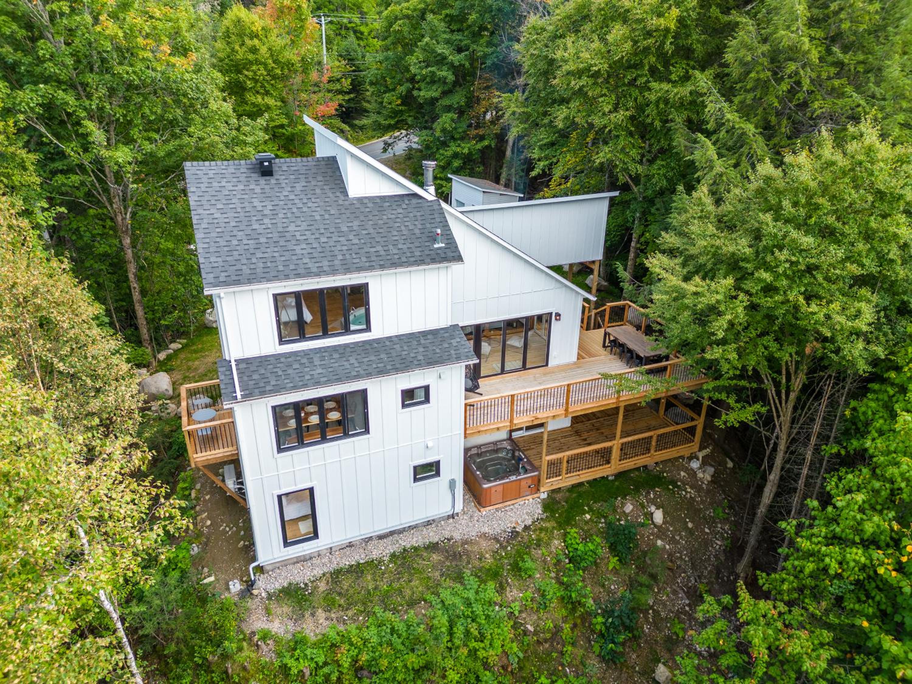 Ski in Tremblant & Mont Blanc - Views, Spa and Pool table