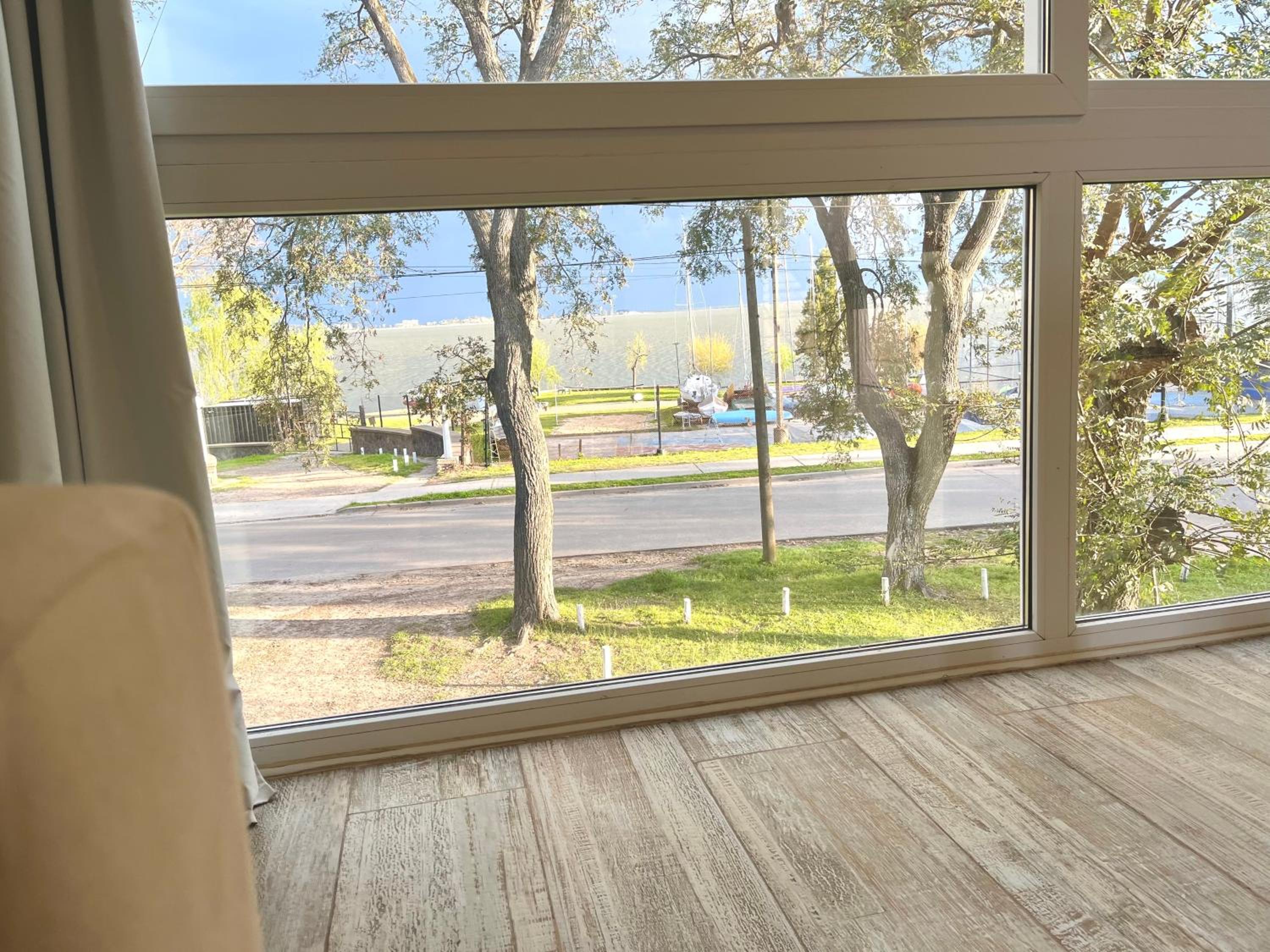 Espectacular departamento sobre la laguna para parejas