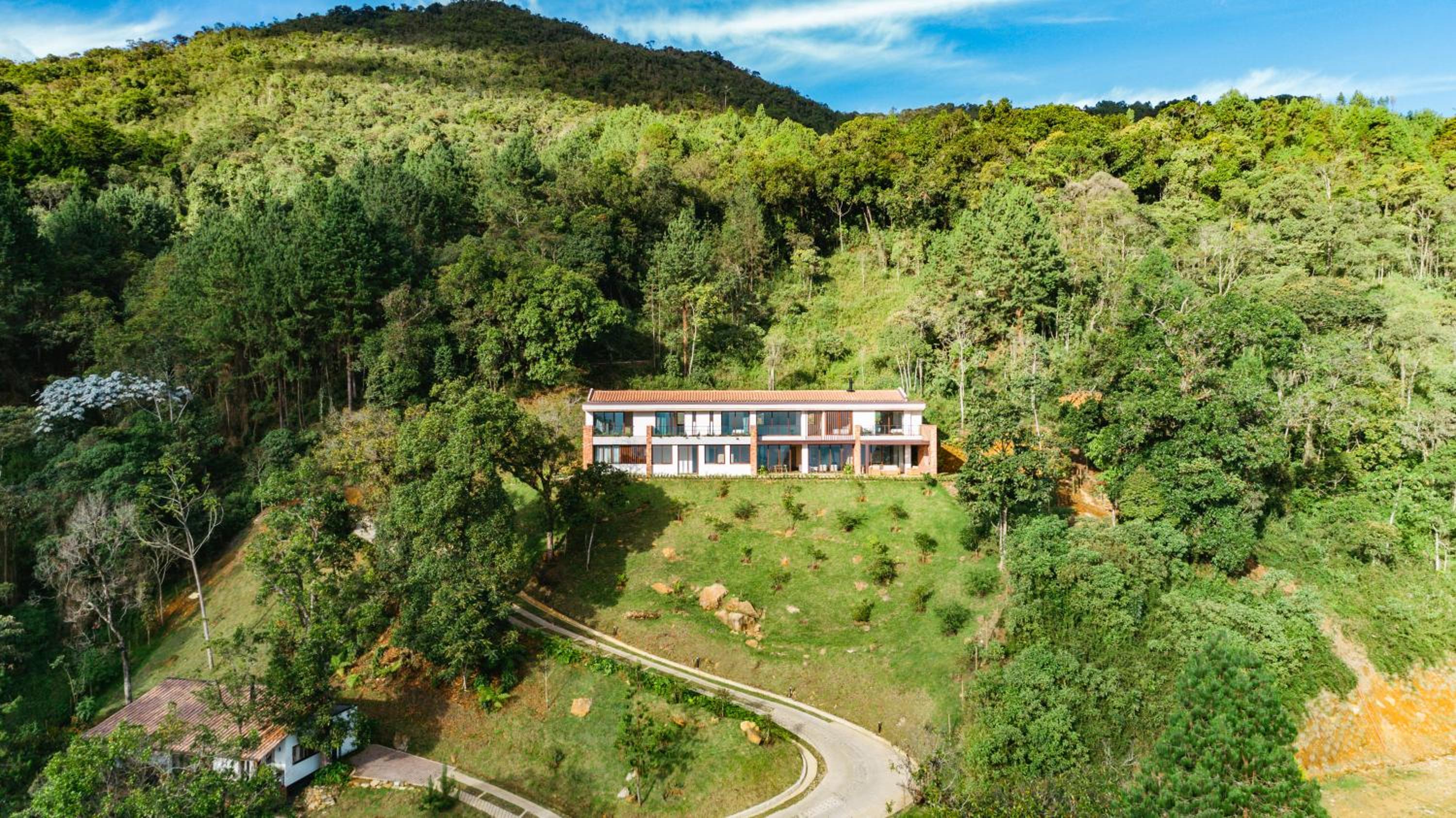 Hilltop Enchanting Villa with Stunning Views & Jacuzzi