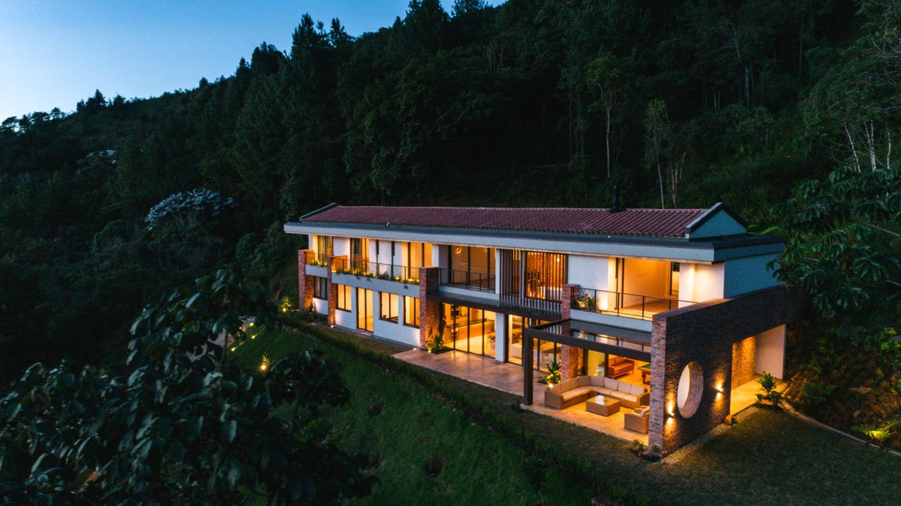 Hilltop Enchanting Villa with Stunning Views & Jacuzzi