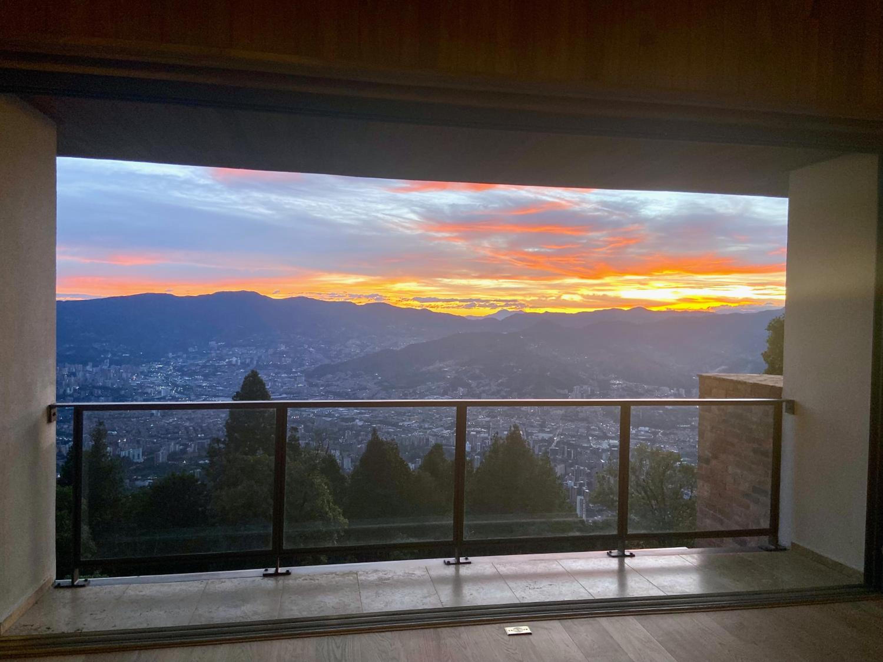 Hilltop Enchanting Villa with Stunning Views & Jacuzzi