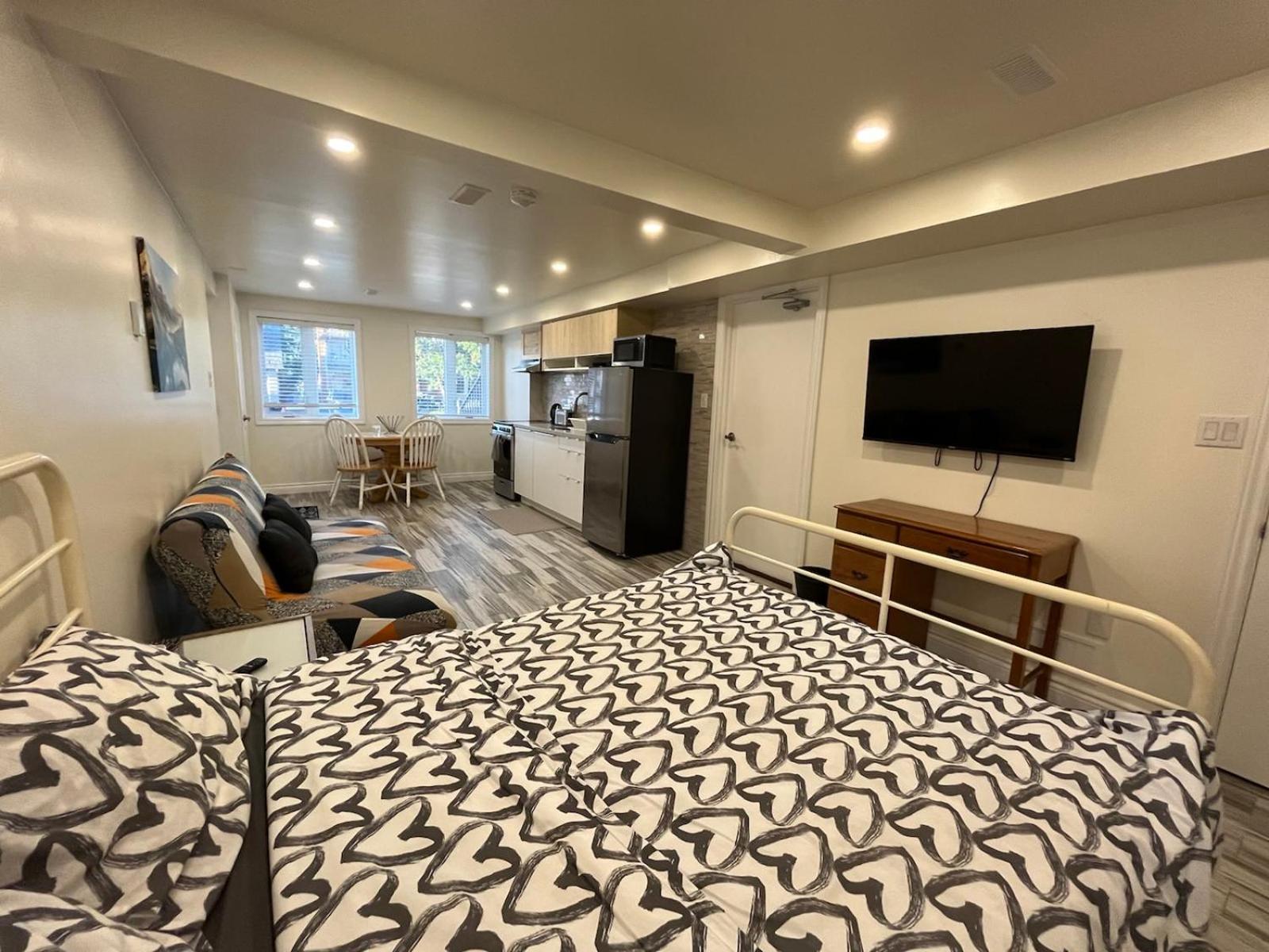 Guelph Vacations - Modern studio with kitchenette and bath - Property Image 15