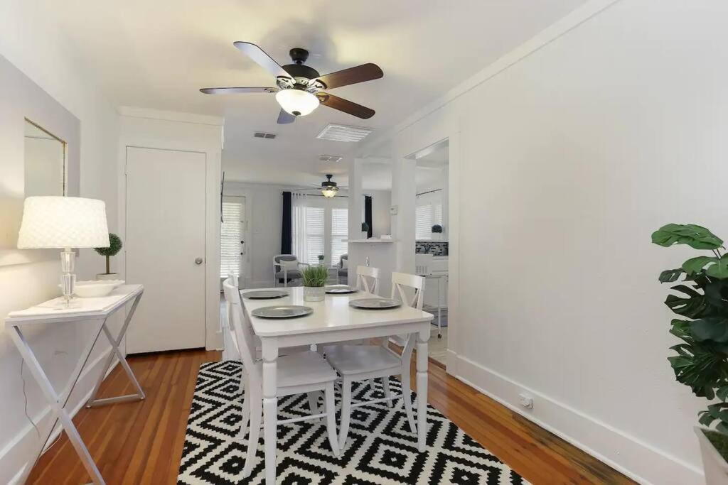 1 BR 1BA Downtown Riverwalk Golf Zoo and Pearl view 2