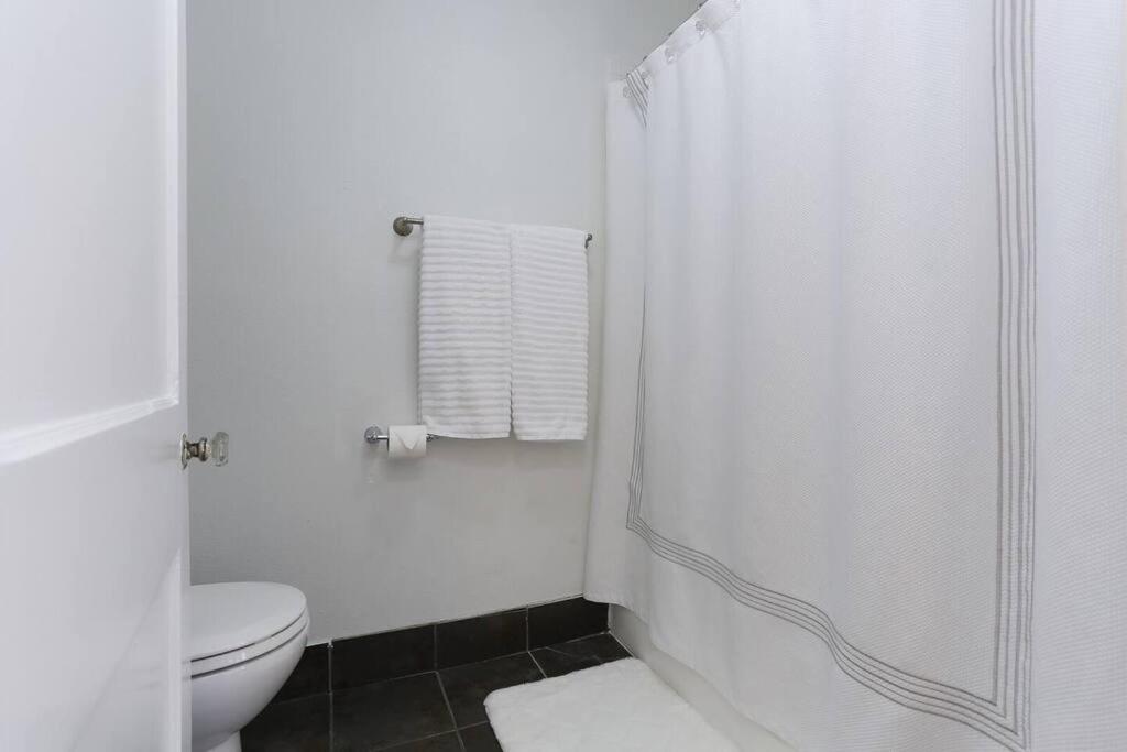 1 BR 1BA Downtown Riverwalk Golf Zoo and Pearl view 3