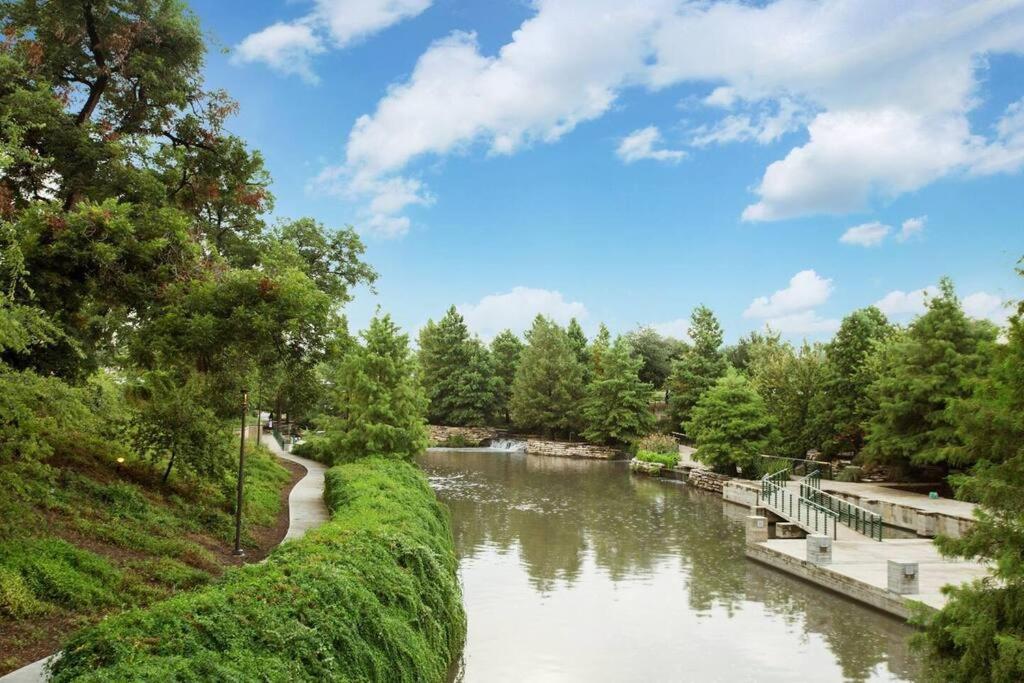 1 BR 1BA Downtown Riverwalk Golf Zoo and Pearl view 5