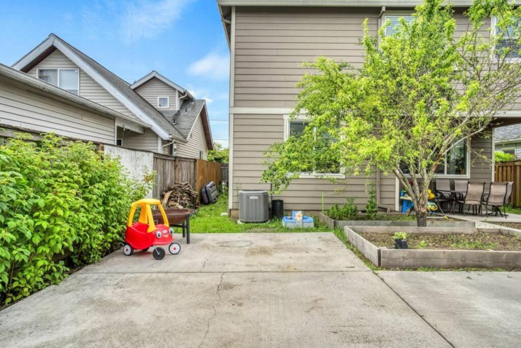 Spacious SE House - toy room, AC, walk to food! view 2