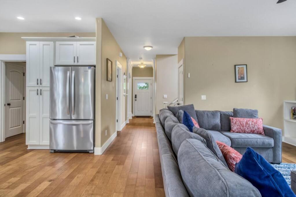 Spacious SE House - toy room, AC, walk to food! view 3