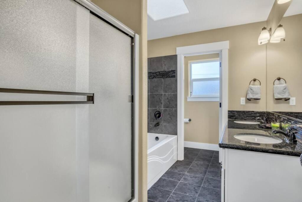 Spacious SE House - toy room, AC, walk to food! view 4