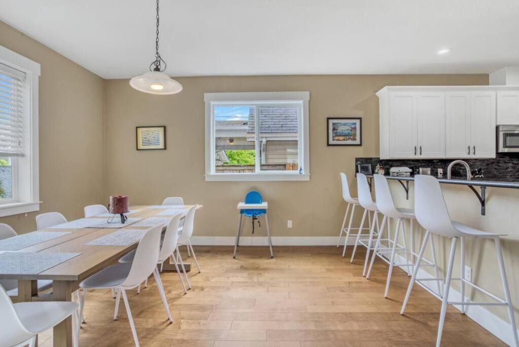Spacious SE House - toy room, AC, walk to food! view 5