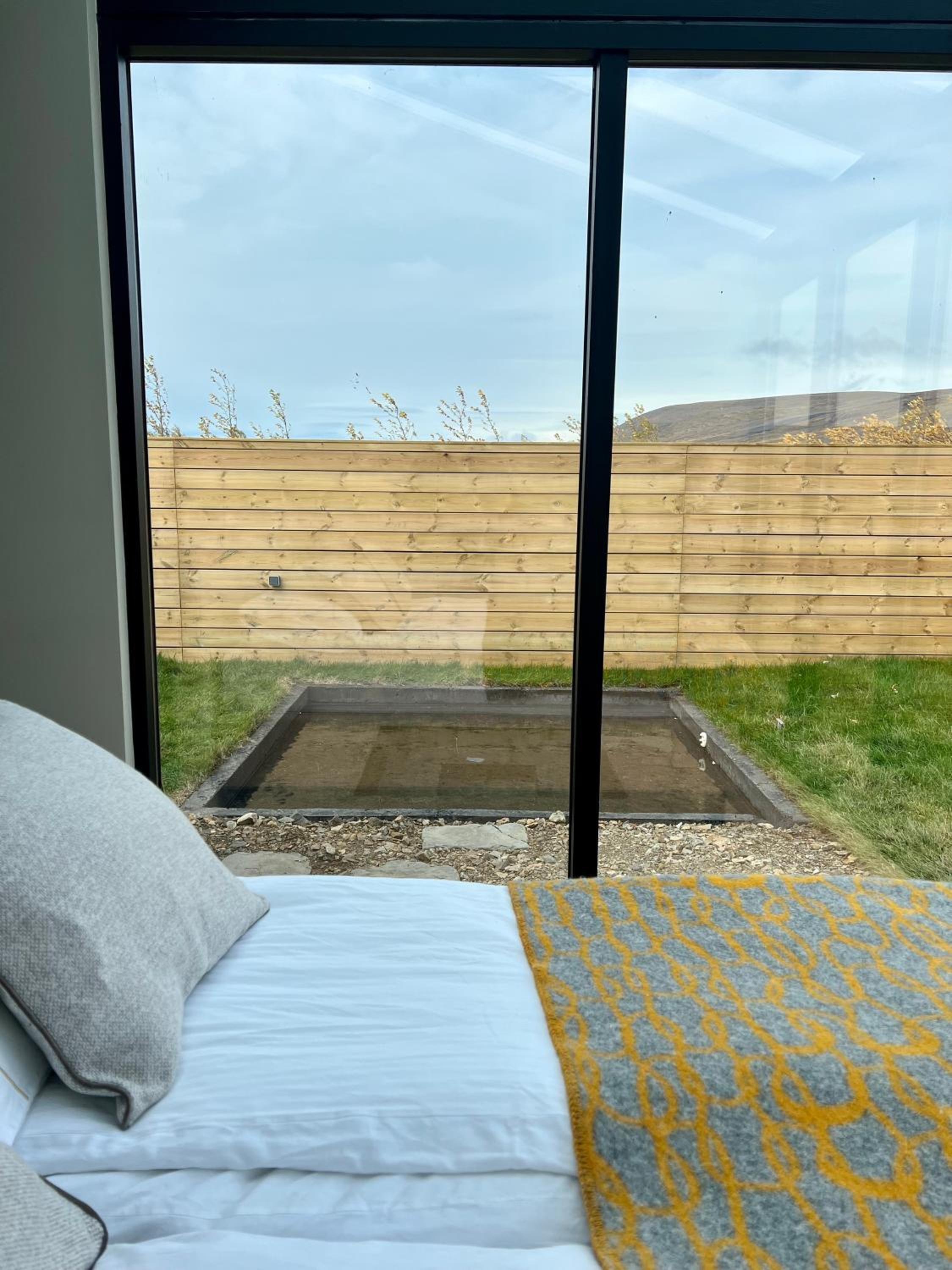 Night & Day lodge - glass roof with hot tub view 4