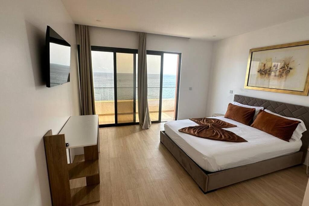 Ocean Mirror Apartment