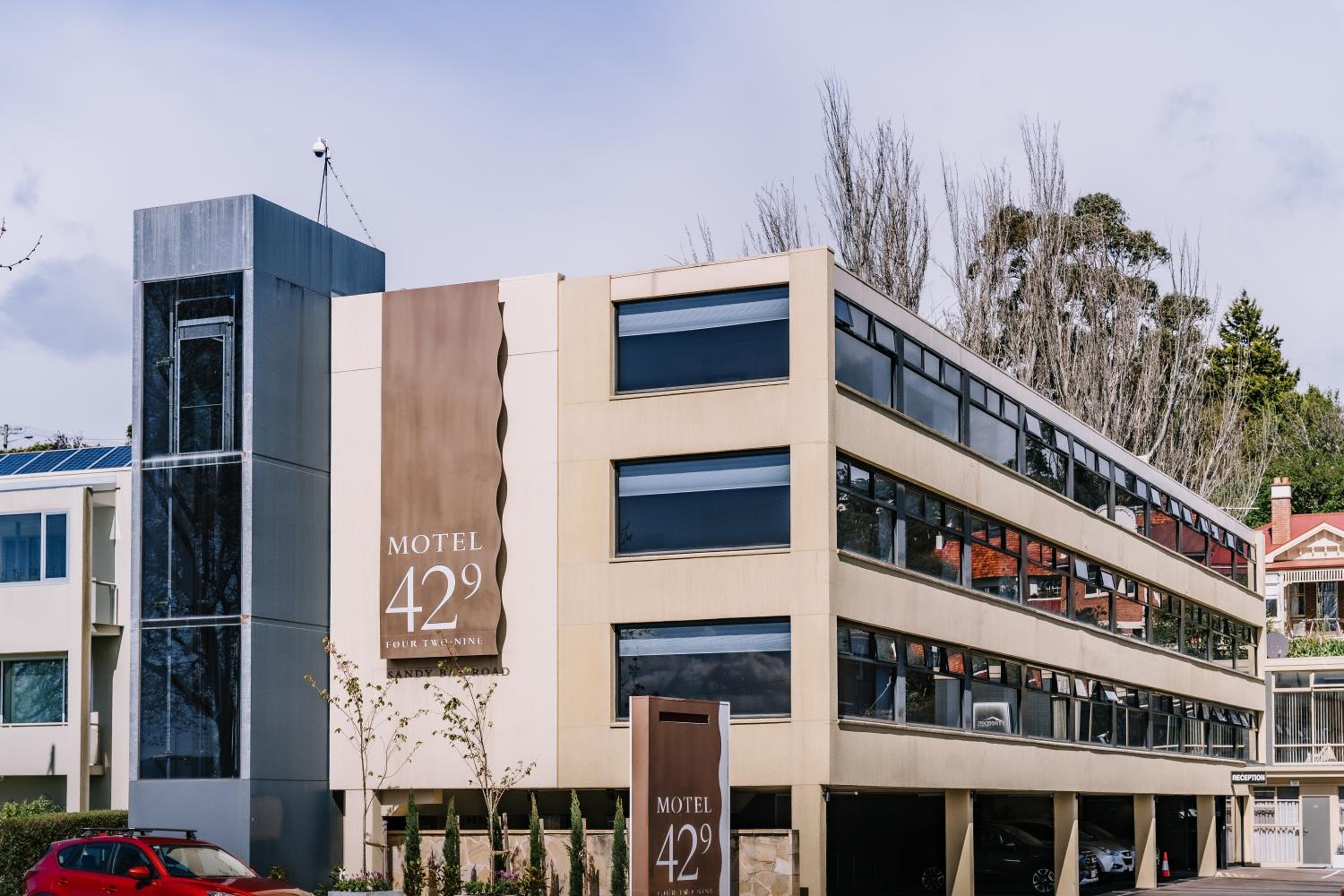 Hotel Motel 429 - Image 1