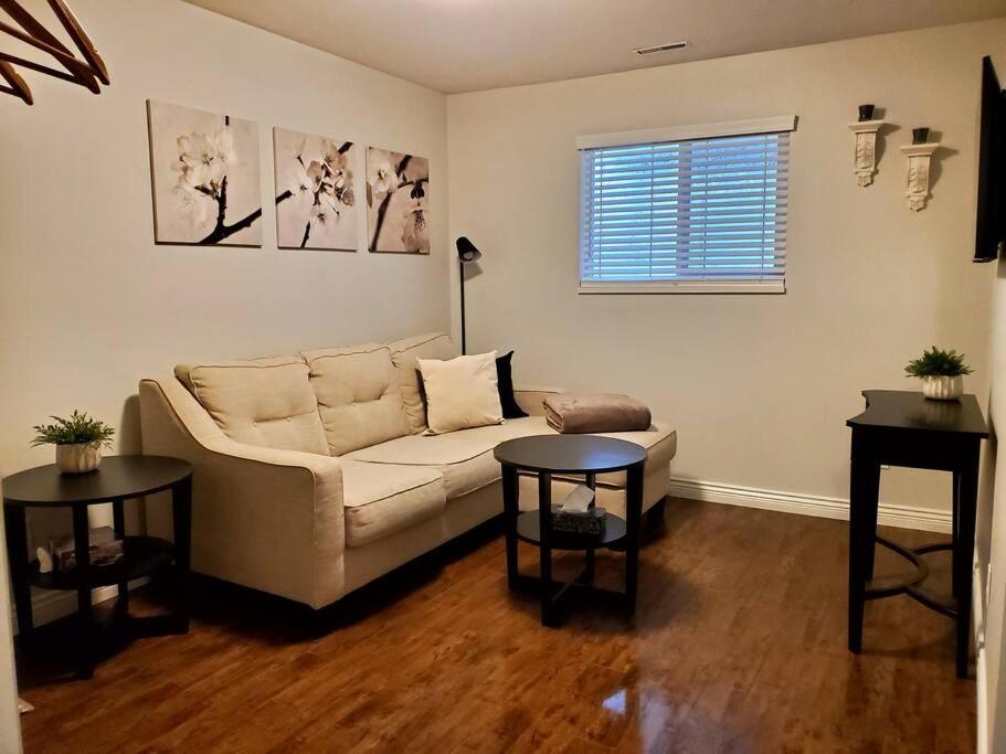Private & cozy ground level suite in quiet area