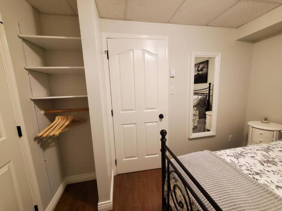 Private & cozy ground level suite in quiet area
