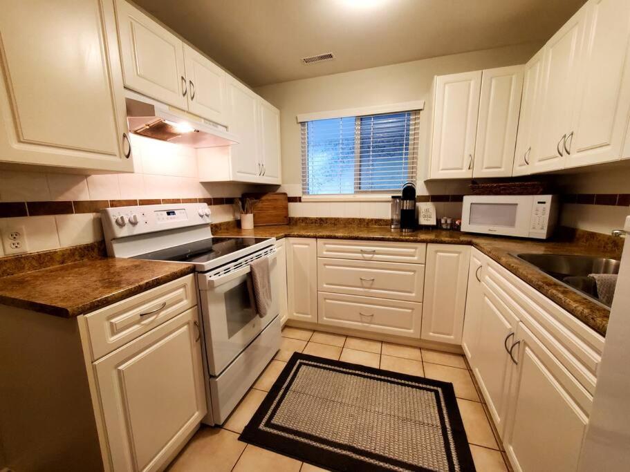 Private & cozy ground level suite in quiet area