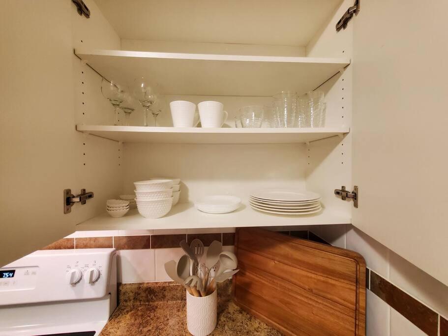 Private & cozy ground level suite in quiet area