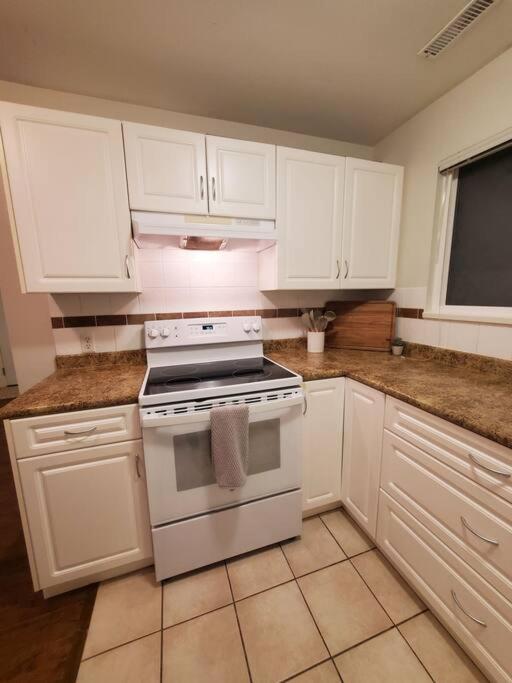 Private & cozy ground level suite in quiet area
