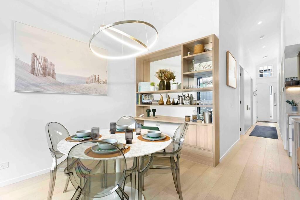 Mod House Ocean Grove- Walk to the shops, cafes, beach and park! Brand new luxury apartment in gated complex