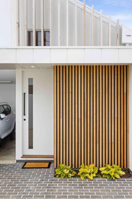 Mod House Ocean Grove- Walk to the shops, cafes, beach and park! Brand new luxury apartment in gated complex