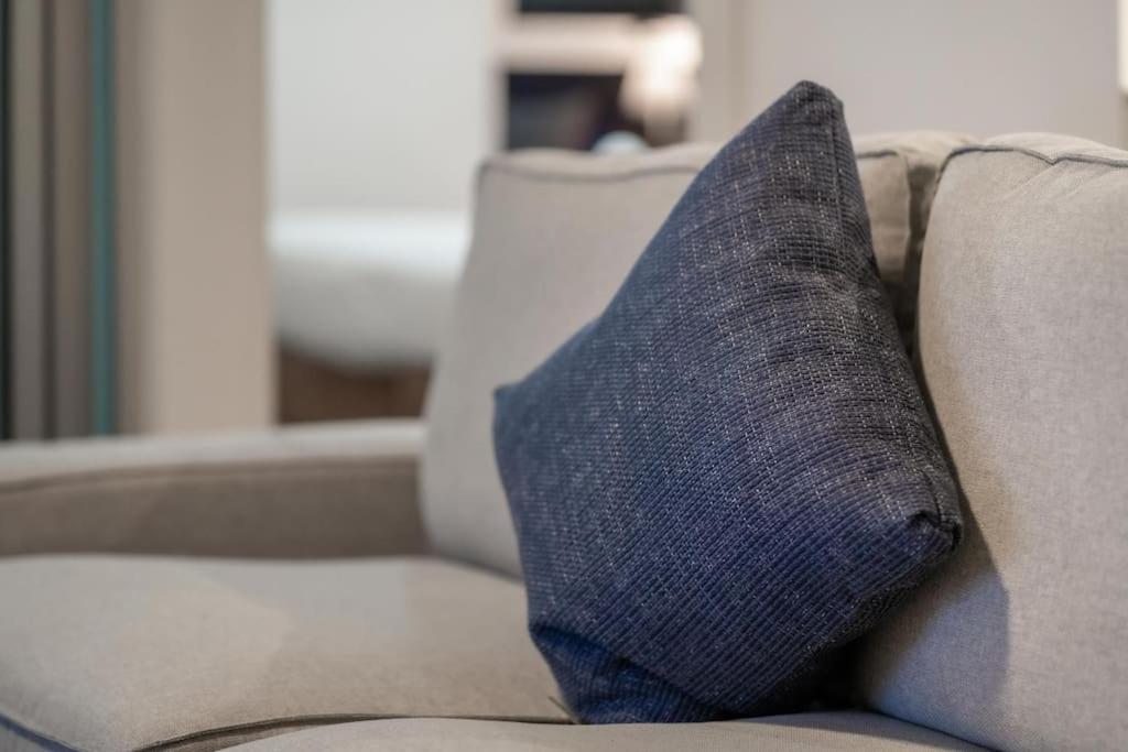 Comfy 2B1B CBD Riverview apt w Parking+Pool+Gym