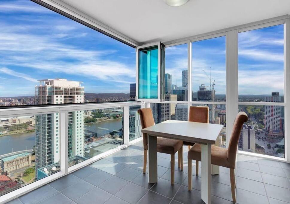 Comfy 2B1B CBD Riverview apt w Parking+Pool+Gym